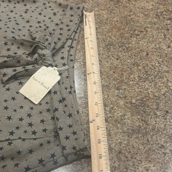 Hem & Thread Shorts Tan With Black Star Pattern Side Zipper Womens Size Large - Picture 10 of 11